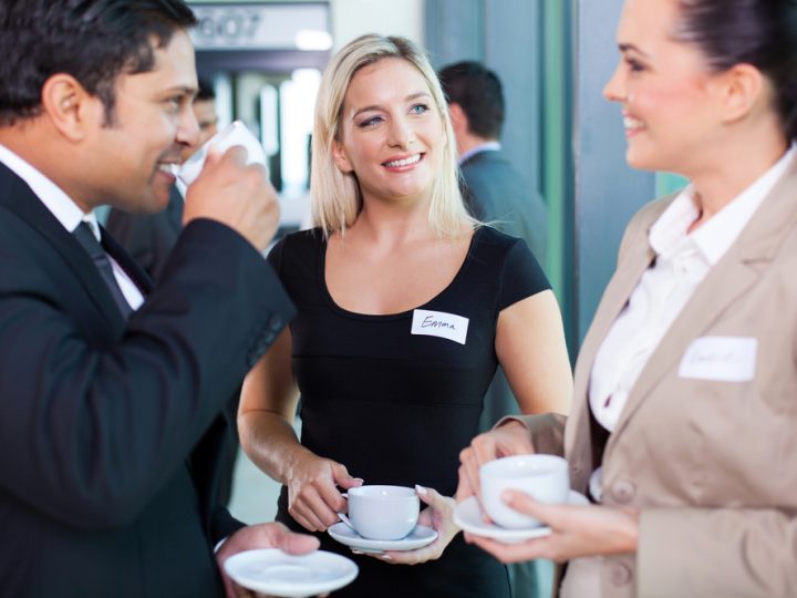 3 Tips to Confidently Introducing Yourself When You Network